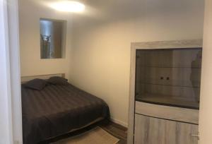 een slaapkamer met een bed naast een deur bij Konac in Antwerpen