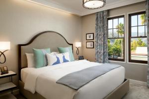 ein Schlafzimmer mit großem Bett und Fenster in der Unterkunft Hotel Atwater in Avalon