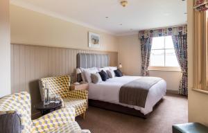 Ein Bett oder Betten in einem Zimmer der Unterkunft Crown Hotel