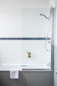 Ein Badezimmer in der Unterkunft Crown Hotel