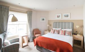 Ein Bett oder Betten in einem Zimmer der Unterkunft Crown Hotel