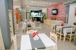 TV a/nebo společenská místnost v ubytování Hotel EDEA