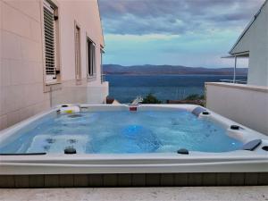 a hot tub on the side of a building at Belado Residence Bol in Bol