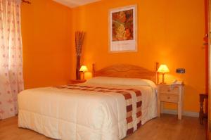 Postel nebo postele na pokoji v ubytování Hotel Los Duques