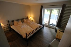 Postel nebo postele na pokoji v ubytování Pension Haus Butz + 31 fotografií