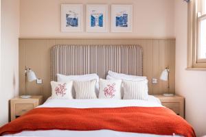 Ein Bett oder Betten in einem Zimmer der Unterkunft Crown Hotel
