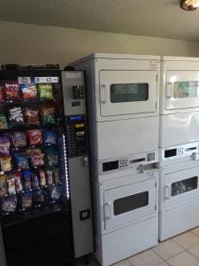 una máquina expendedora de comida y aperitivos en la cocina en InTown Suites Extended Stay Houston TX - Westchase, en Houston