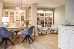 een eetkamer met een tafel en stoelen bij Villa am Park in Binz