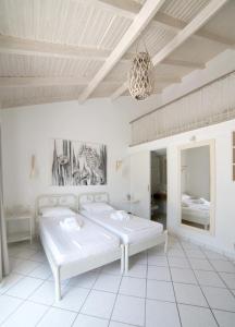 Tempat tidur dalam kamar di Mirsini Studios & Apartments