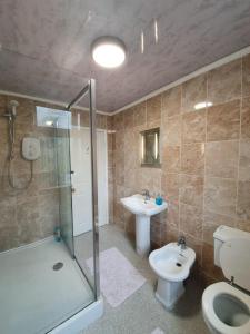 Un baño de The Handforth Lodge 14 fotos más