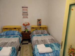 two twin beds in a small room at La Isabelita in Andújar