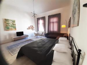 ein Schlafzimmer mit einem großen Bett und ein Wohnzimmer in der Unterkunft Entrez Apartment 3 - Historical Centre in Košice