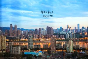 uma vista para uma grande cidade à noite em 弱水咖啡国际青旅Only Cafe and Backpacker em Chongqing