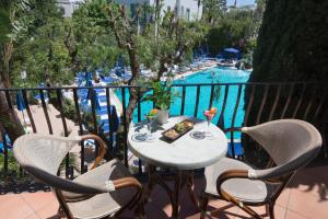 Bazén v ubytování Hotel Floridiana Terme nebo v jeho okolí