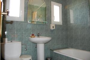 A bathroom at Hotel Los Duques Még 26 kép