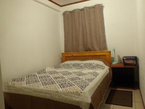 a small bedroom with a bed and a window at APARTAMENTO 5 TECNOLOGICO in Cartago