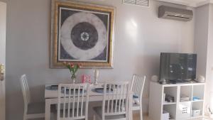 Televízia a/alebo spoločenská miestnosť v ubytovaní Judith Apartment-Lovely duplex in Benalmadena