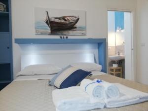 een slaapkamer met 2 handdoeken op een bed bij AlbaChiara B&B in Gaeta