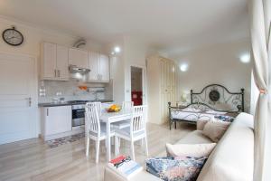 cocina y sala de estar con mesa y sofá en Il Mughetto, en Bolonia