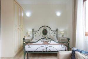 1 dormitorio con 1 cama blanca con marco negro en Il Mughetto, en Bolonia