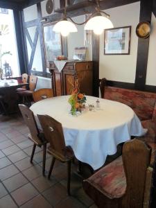 una mesa en un restaurante con un mantel blanco en Hotel Alte Rathausschänke, en Hannoversch Münden