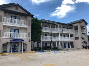 a large apartment building with a parking lot at InTown Suites Extended Stay New Orleans LA - Metairie in Metairie