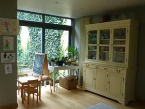 una habitación con una cabaña, una mesa y una ventana en B&B Sparrow's Nest, en Gante