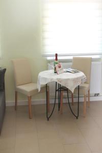 a table with two chairs and a table with a tablecloth at Ferienoase Kleine Perle in Pirna