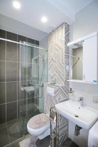 bagno con doccia, lavandino e servizi igienici di Apartman Laki Zlatibor a Zlatibor
