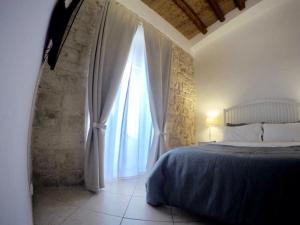 A bed or beds in a room at PIETRAVIVA