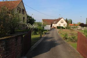 una calle vacía con una valla y casas en Gîte chez Claude & Jacqueline, en Neuwiller-lès-Saverne