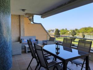 een patio met een tafel en stoelen en een balkon bij Resid. Balea Marítima in O Grove