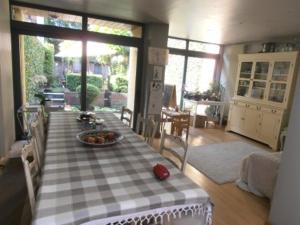 uma cozinha com uma mesa com uma toalha de mesa xadrez em B&B Sparrow's Nest em Gante