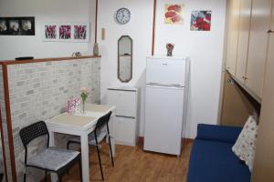 eine kleine Küche mit einem Tisch und einem Kühlschrank in der Unterkunft A.R.Inter.3 in Brescia