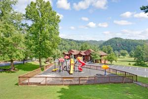 un parque con parque infantil con tobogán en Hilton Vacation Club Bent Creek Golf Village Gatlinburg, en Gatlinburg