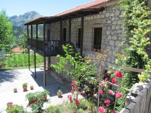a small house with a balcony and some flowers at Guesthouse Ventista-Ξενώνας in Theodóriana