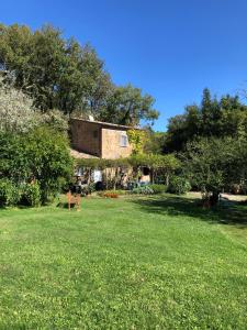 ein großer Hof mit einem Haus im Hintergrund in der Unterkunft L'antico Molino in Lubriano
