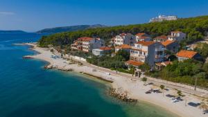 una vista aerea di una spiaggia in un resort di Marko Beachfront Apartments Seget Trogir a Trogir
