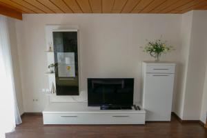 een woonkamer met een tv op een witte kast bij Ferienwohnung Kastl in Kastl