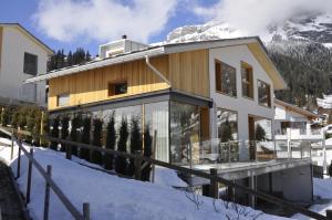 Photo de la galerie de l'établissement Casa Admisa, spektakuläre Aussicht, Ski in and out, hochwertige Einrichtung, Valserstein und Eiche, à Flims