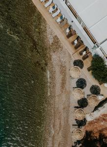 una vista aérea de una playa con un puente en Pefkaki Boutique Hotel Loutraki, en Loutraki