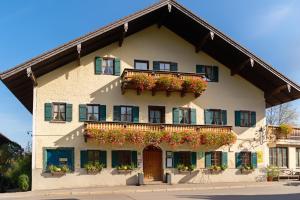 un edificio con cajas de flores en su lado en Land Wirtschaft Höß, en Bad Feilnbach