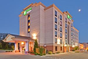 eine Darstellung der Vorderseite des Hotels in der Unterkunft Holiday Inn Express & Suites Bloomington, an IHG Hotel in Bloomington