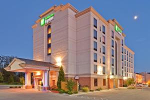 una representación de la parte delantera del hotel en Holiday Inn Express & Suites Bloomington, an IHG Hotel, en Bloomington