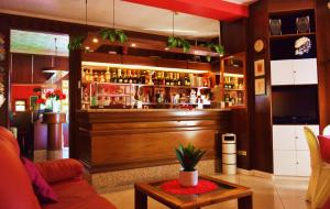un bar en una habitación con sofá y mesa en Hotel Rosy, en Arluno