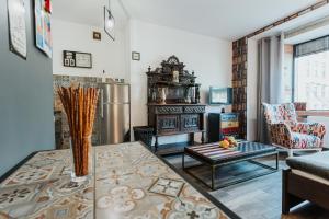 a living room with a table and a couch at Singer Retro Studio in Kazimierz in Kraków