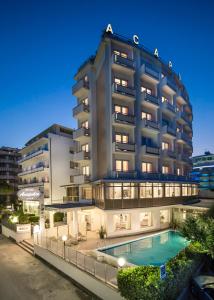 un edificio de apartamentos con piscina frente a él en Hotel Acapulco, en Milano Marittima