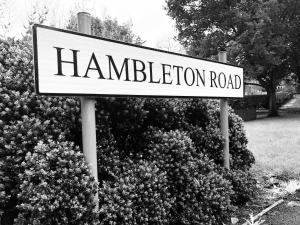 um sinal para uma estrada hamelusalem em frente a um arbusto em Hambleton House em Catterick Camp