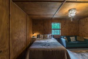 1 dormitorio con 1 cama y 1 silla azul en The Sugar Creek Retreat en Garfield