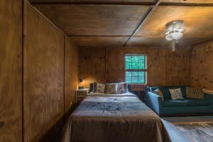 Ένα ή περισσότερα κρεβάτια σε δωμάτιο στο The Sugar Creek Retreat